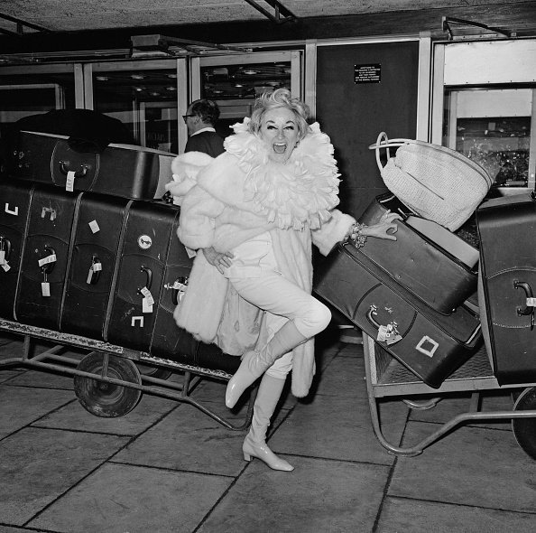 Phyllis Diller at Heathrow Airport, London, UK, on January 16, 1968. | Photo: Getty Images
