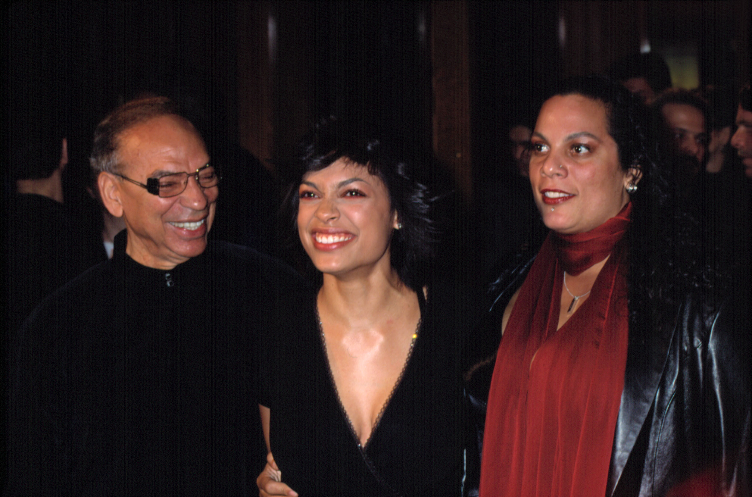 Rosario Dawson with her parents at the premiere of Sidewalks of New York on November 15, 2001 | Source: Getty Images