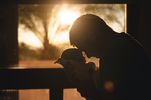 Mann und Baby vor Sonnenuntergang | Quelle: Pixabay