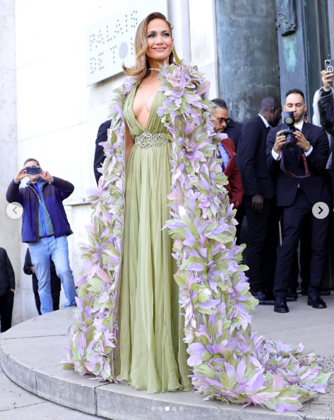 Jennifer Lopez posing in her green gown posted on January 25, 2024 | Source: Instagram/entertainmenttonight