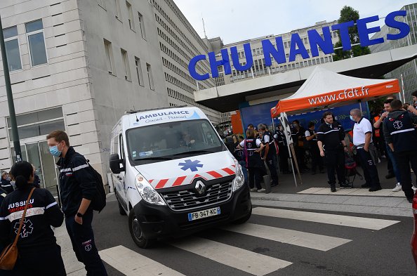 Les ambulanciers devant le CHU de Nantes.|Photo : Getty Images