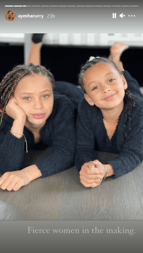 A photo of Stephen Curry's daughters Riley and Ryan in matching outfits. | Photo: Instagram/Ayeshacurry