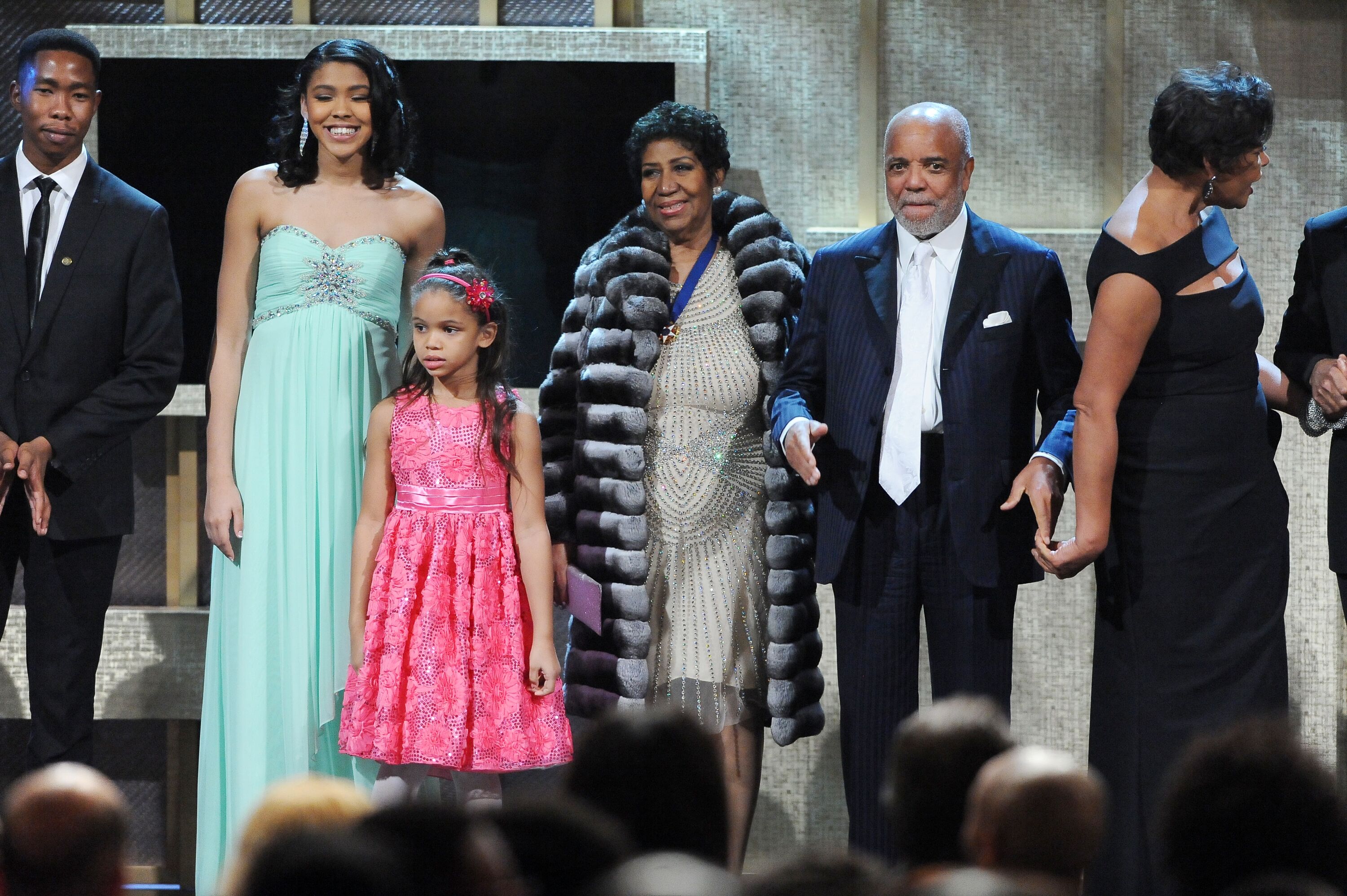 Aretha Franklin on-stage with her family during one of her shows | Source: Getty Images / GlobalImagesUkraine