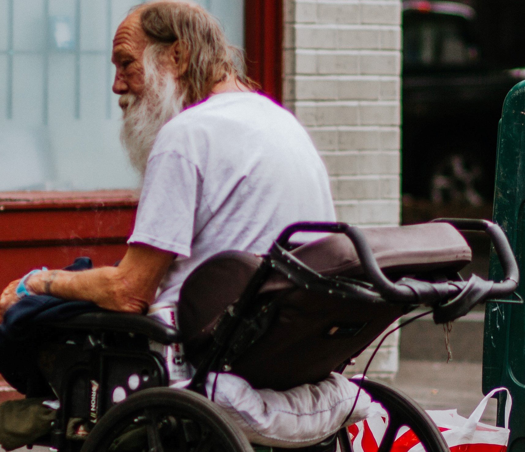 The old man never placed an order & seemed lost. | Source: Pexels