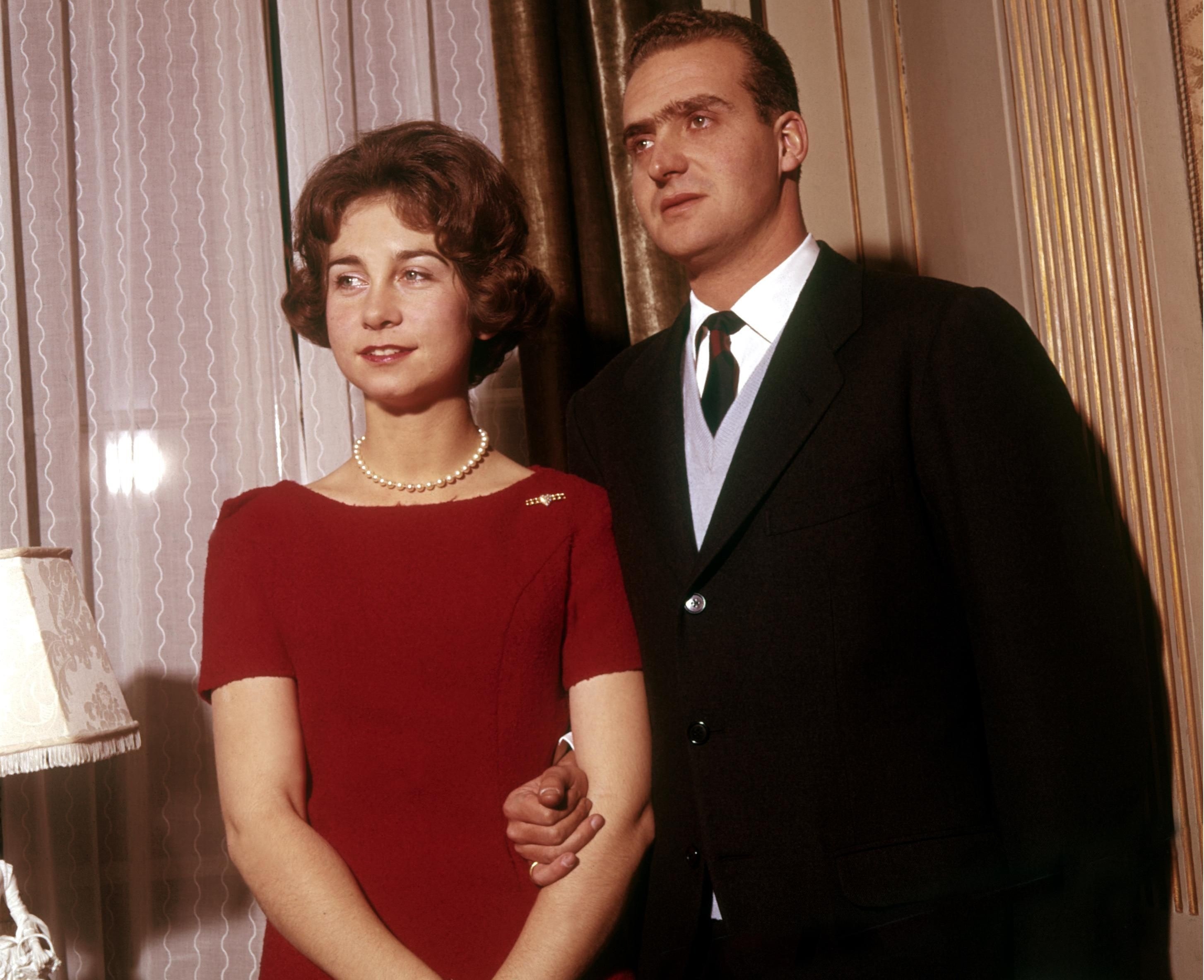 Sofía de Grecia y don Juan Carlos en enero de 1960 en Londres. | Foto: Getty Images