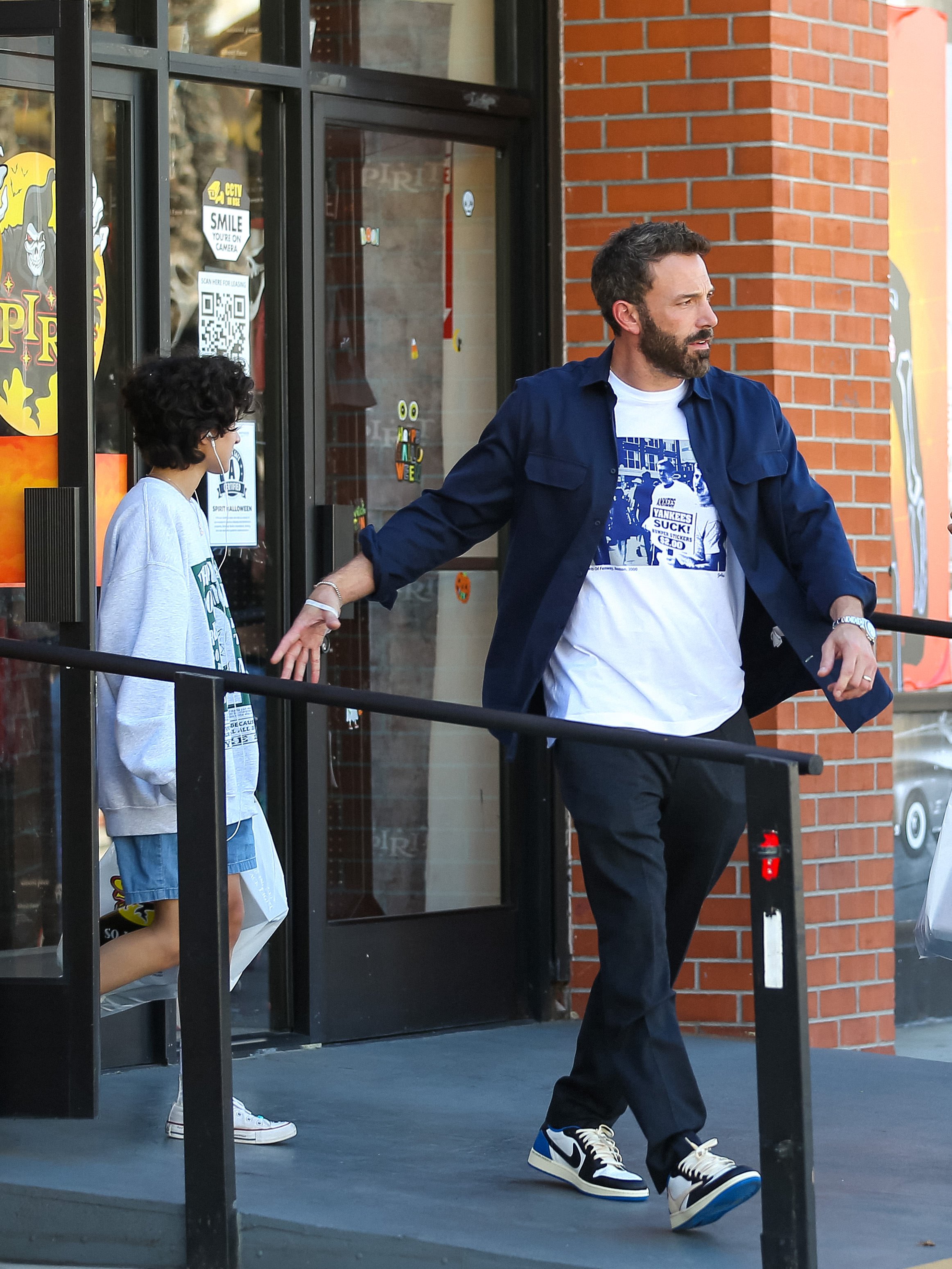 Ben Affleck with Emme Muniz in Los Angeles 2022. | Source: Getty Images 