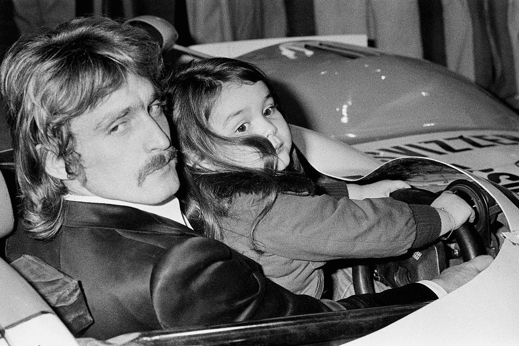 Le chanteur et compositeur Français Christophe avec sa fille Lucie, 3 ans. | Photo : Getty Images Le chanteur et compositeur Français Christophe avec sa fille Lucie, 3 ans. | Photo : Getty Images