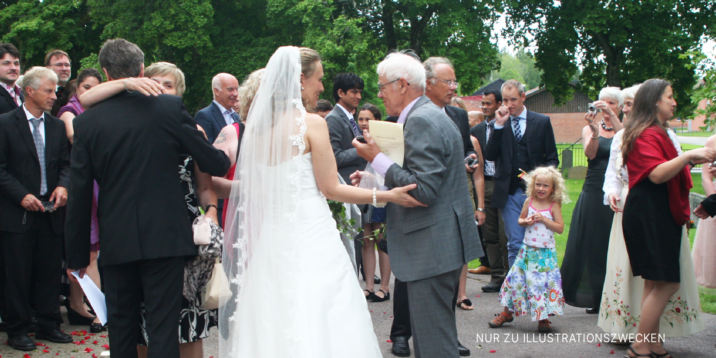Hochzeitsgeste mit der Braut in der Mitte | Quelle: Flickr / sebilden (CC BY 2.0)