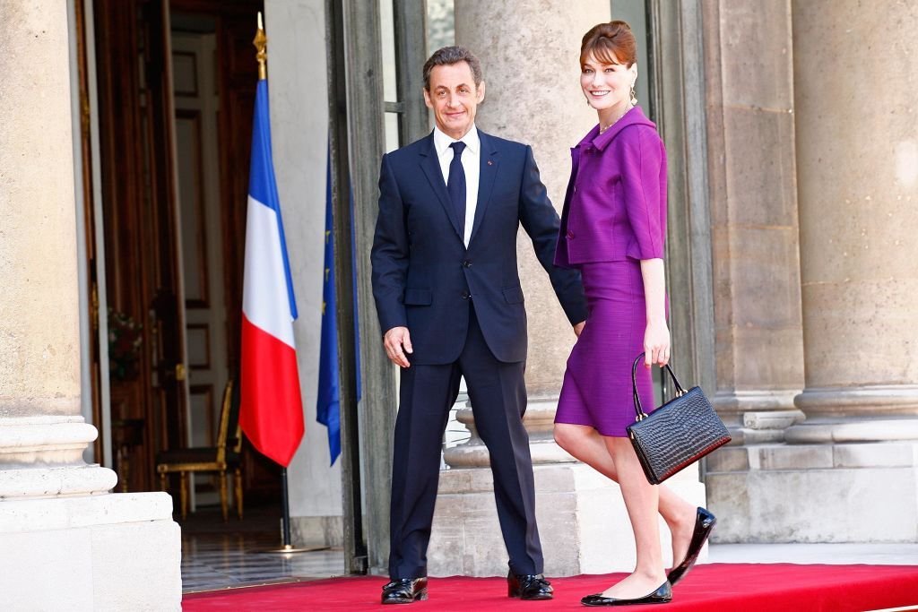 Le président Nicolas Sarkozy et son épouse Carla Bruni-Sarkozy arrivent dans la cour de l'Elysée pour la fête dans le jardin après le défilé du 14 juillet aux Champs-Élysées le 14 juillet 2008 à Paris. | Photo : Getty Images