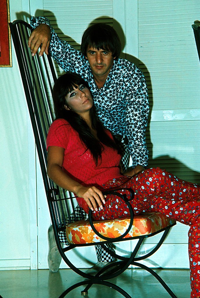 Sonny Bono and Cher pose for a portrait session at home in August 1966 in Los Angeles, California. | Photo: Getty Images