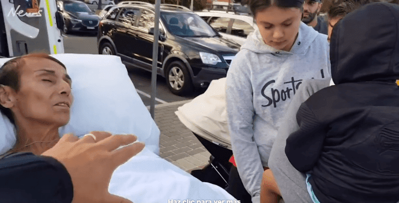 Mujer cumpliendo su último deseo junto a su familia / Imagen tomada de: Facebook / NSW Ambulance Mujer cumpliendo su último deseo junto a su familia / Imagen tomada de: Facebook / NSW Ambulance