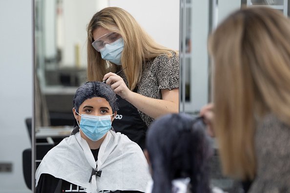 Une feùùe se fait colorer les cheveux.| Photo : Getty Images