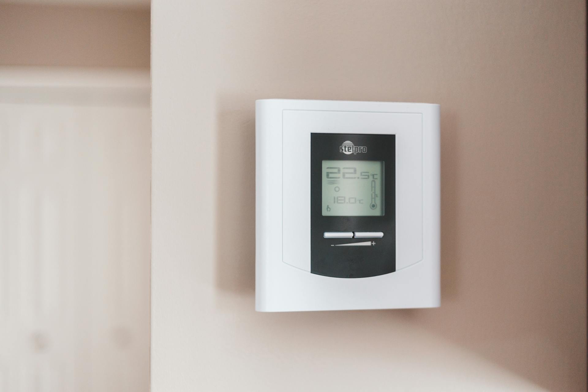 A thermostat on the wall | Source: Pexels