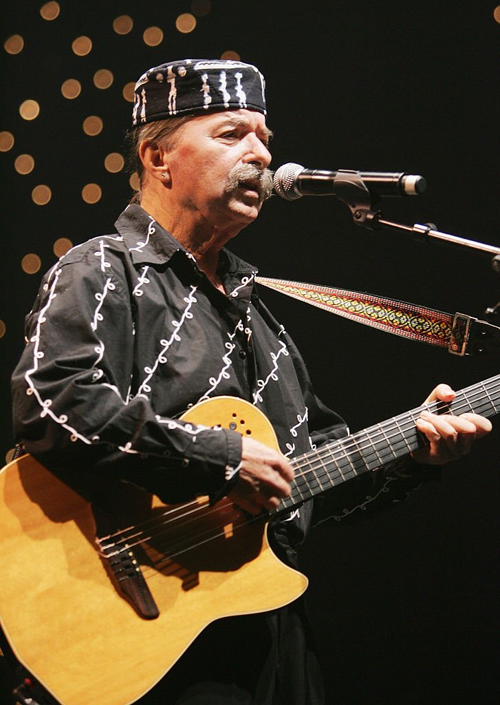 Pierre Vassiliu se produit lors du concert Age Tendre & Tetes de Bois qui a eu lieu au Théâtre Nikaia le 7 novembre 2008 à Nice, France. | Photo : Getty Images