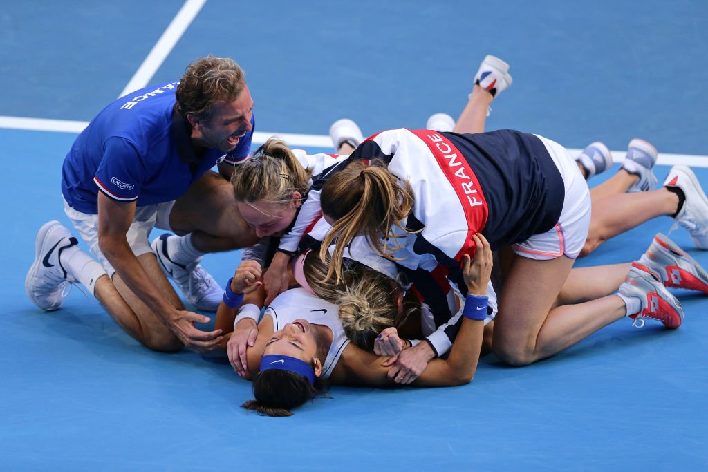 Caroline Garcia et Kristina Mladenovic, de France, célèbrent leur victoire en double féminin contre Ash Barty et Sam Stosur, d'Australie, lors de la finale de la Fed Cup 2019 entre l'Australie et la France au RAC Arena le 10 novembre 2019 à Perth, Australie. | Photo : Getty Images