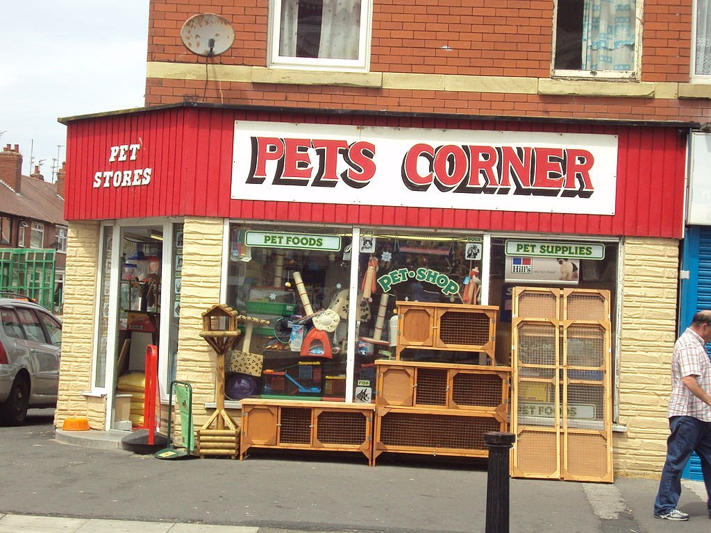 A pet store front | Source: Wikimedia Commons