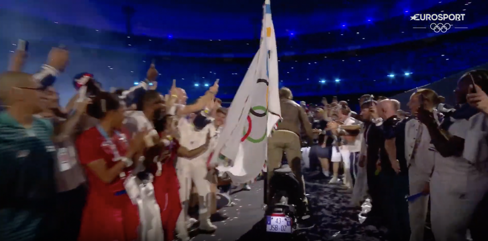 Tom Cruise leaving the stadium with the Olympic flag, posted on August 12, 2024 | Source: YouTube/Eurosport