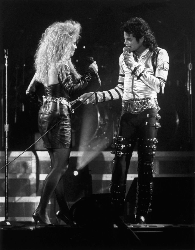 Michael Jackson performs a duet with backing singer Sheryl Crow during a concert in Rome | Photo: Getty Images