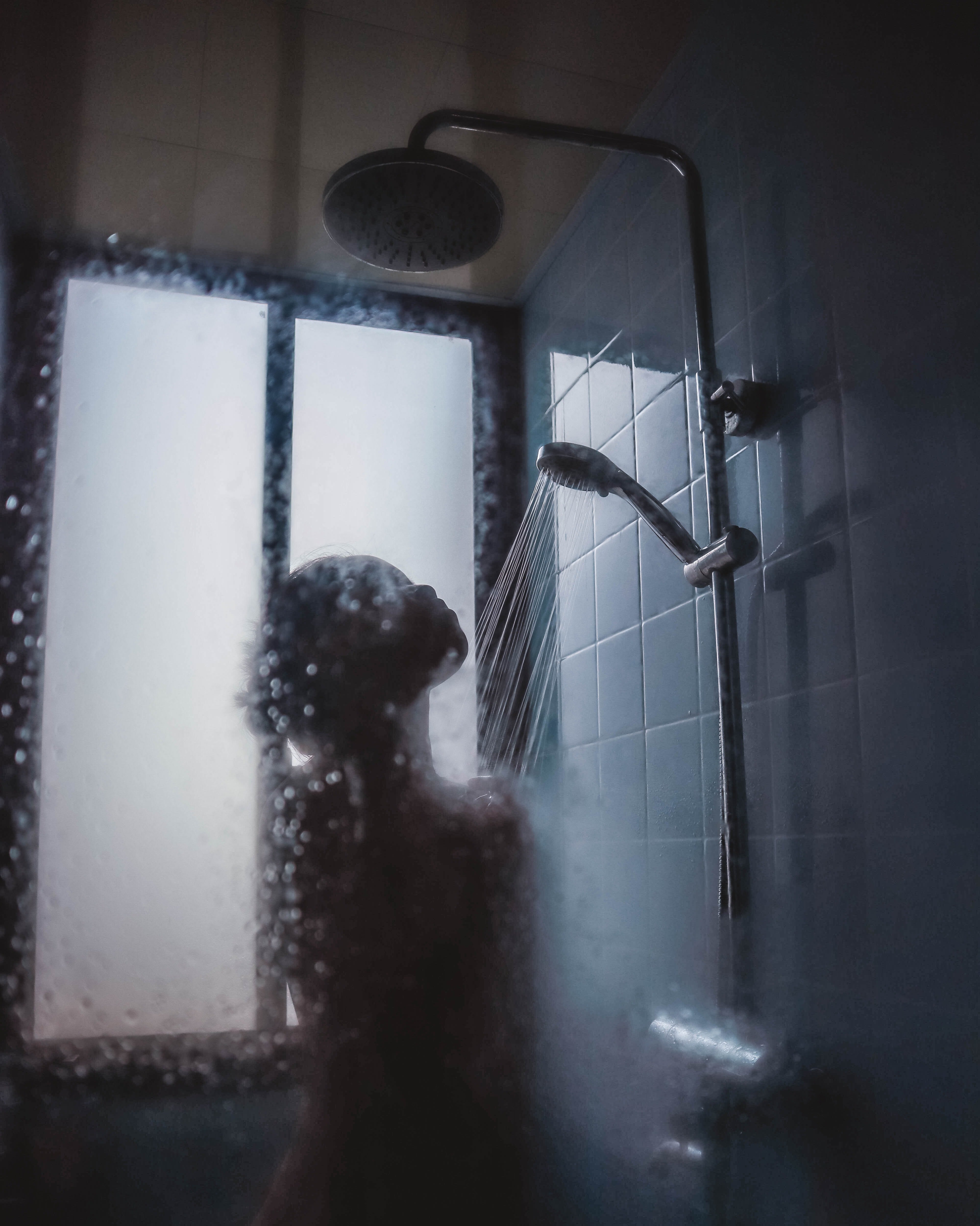 Mujer duchándose. | Foto: Unsplash