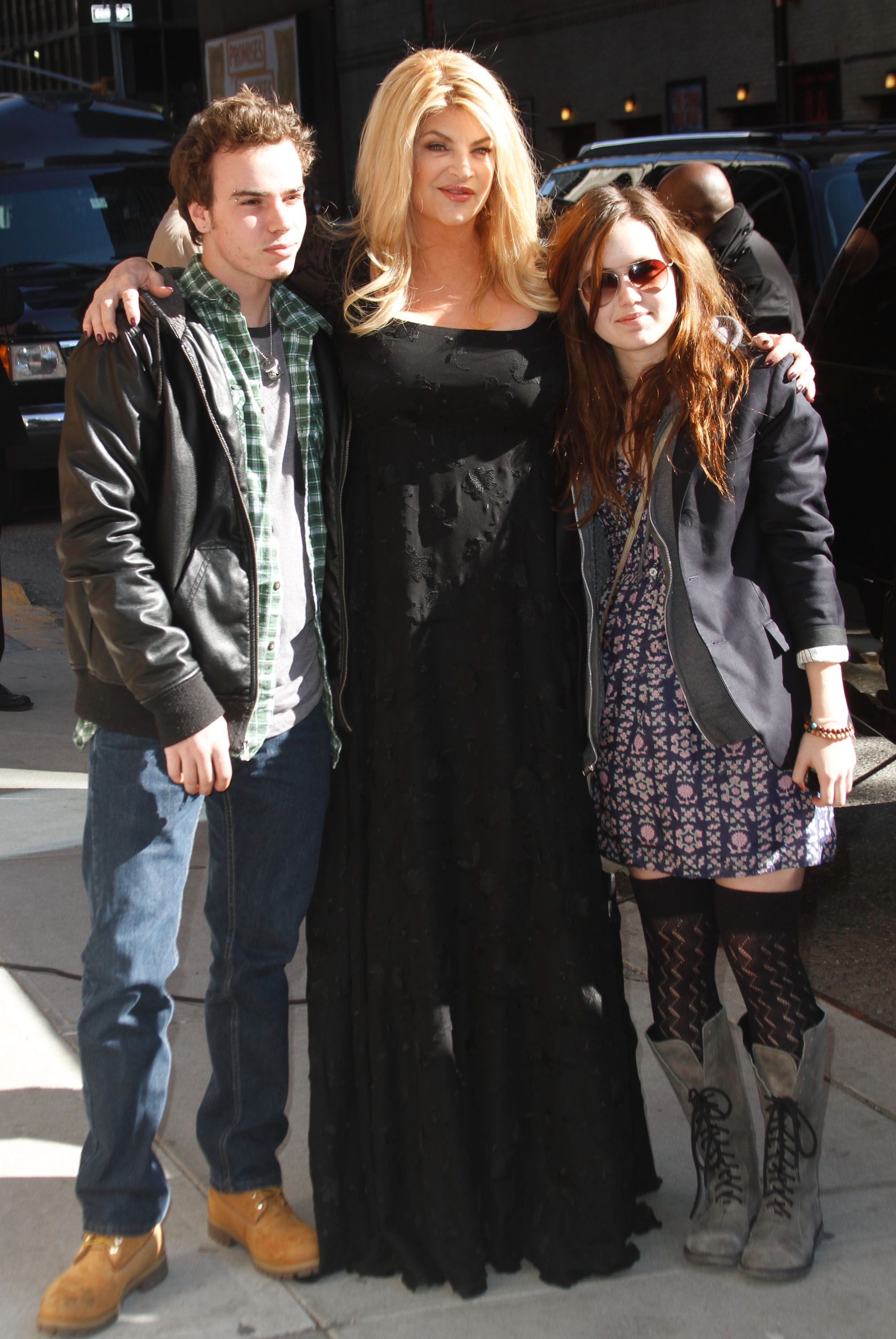 Kirstie Alley und ihre Kinder True Stevenson und Lillie Stevenson am 16. März 2010 in New York City | Quelle: Getty Images
