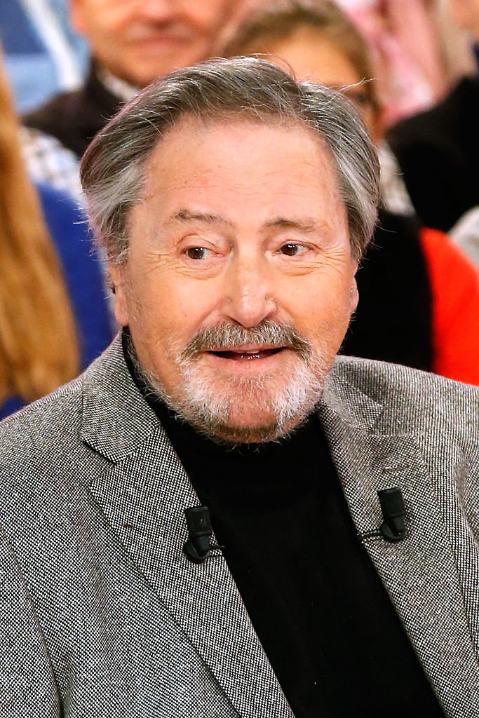 Victor Lanoux présente son livre ''Deux heures à tuer au bord de la piscine'' lors de l'émission de télévision française ''Vivement Dimanche'' au Pavillon Gabriel le 12 novembre 2014. | Photo : Getty Images