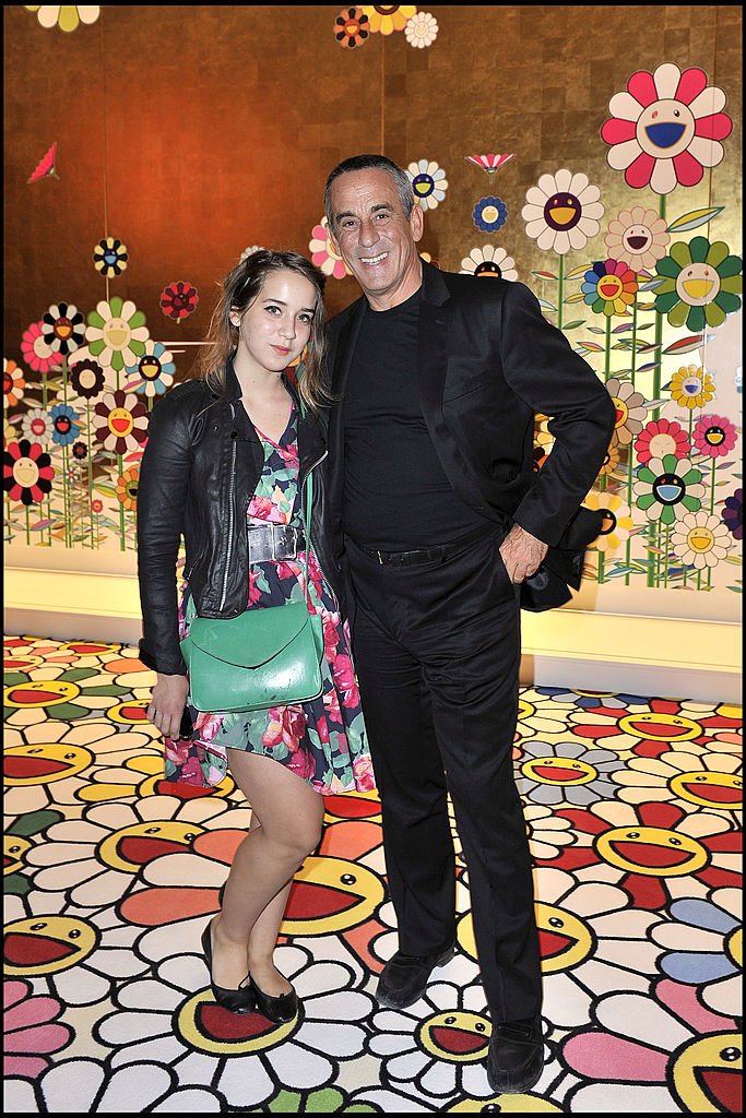 Thierry Ardisson et sa fille Ninon au vernissage de l'exposition "Murakami Versailles" au château de Versailles. | Photo : Getty Images
