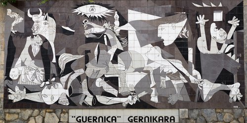 Una pared de azulejos en Gernika recuerda los bombardeos durante la Guerra Civil española. | Fuente: Shutterstock Una pared de azulejos en Gernika recuerda los bombardeos durante la Guerra Civil española. | Fuente: Shutterstock