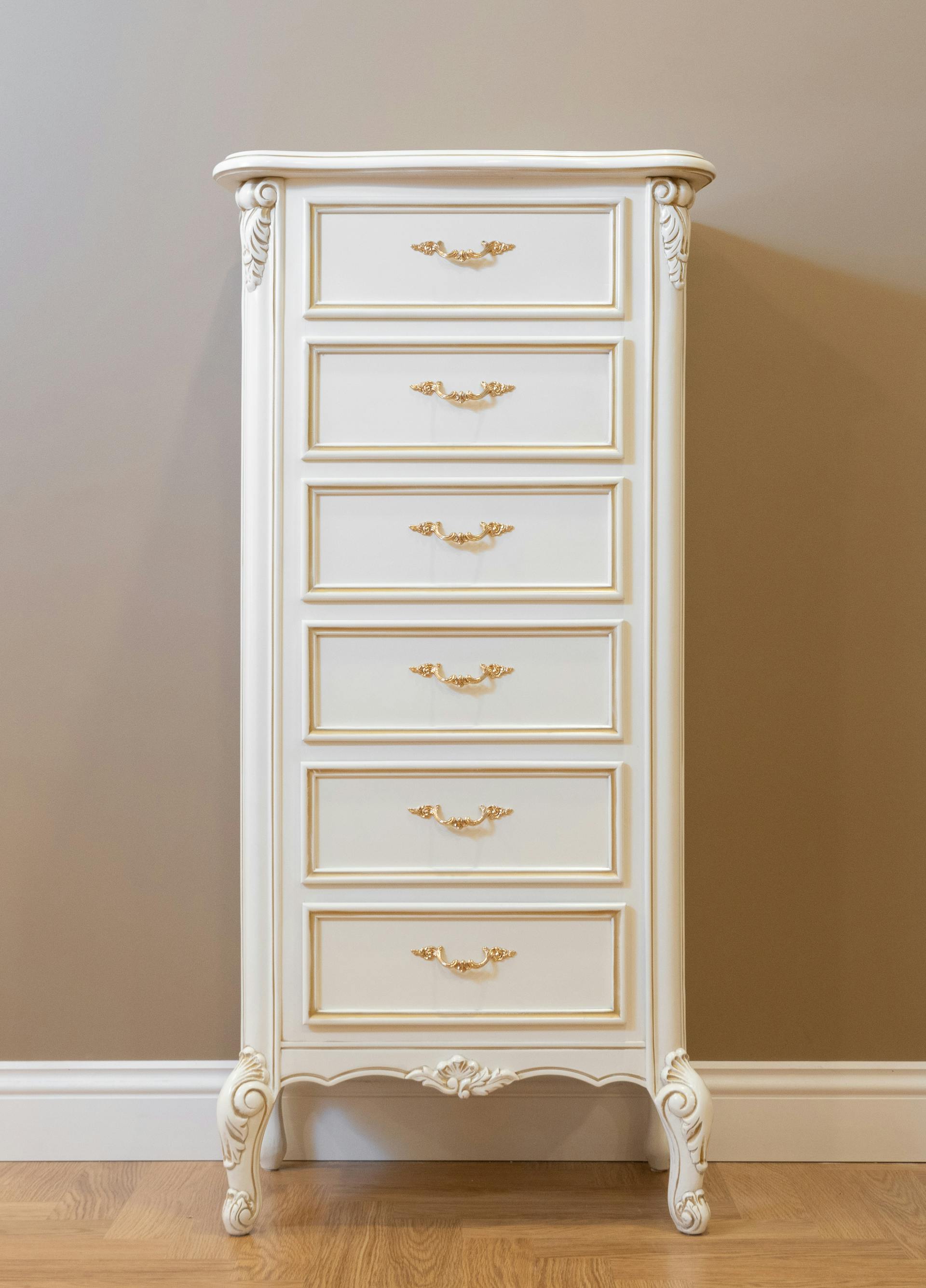A white vintage chest of drawers | Source: Pexels