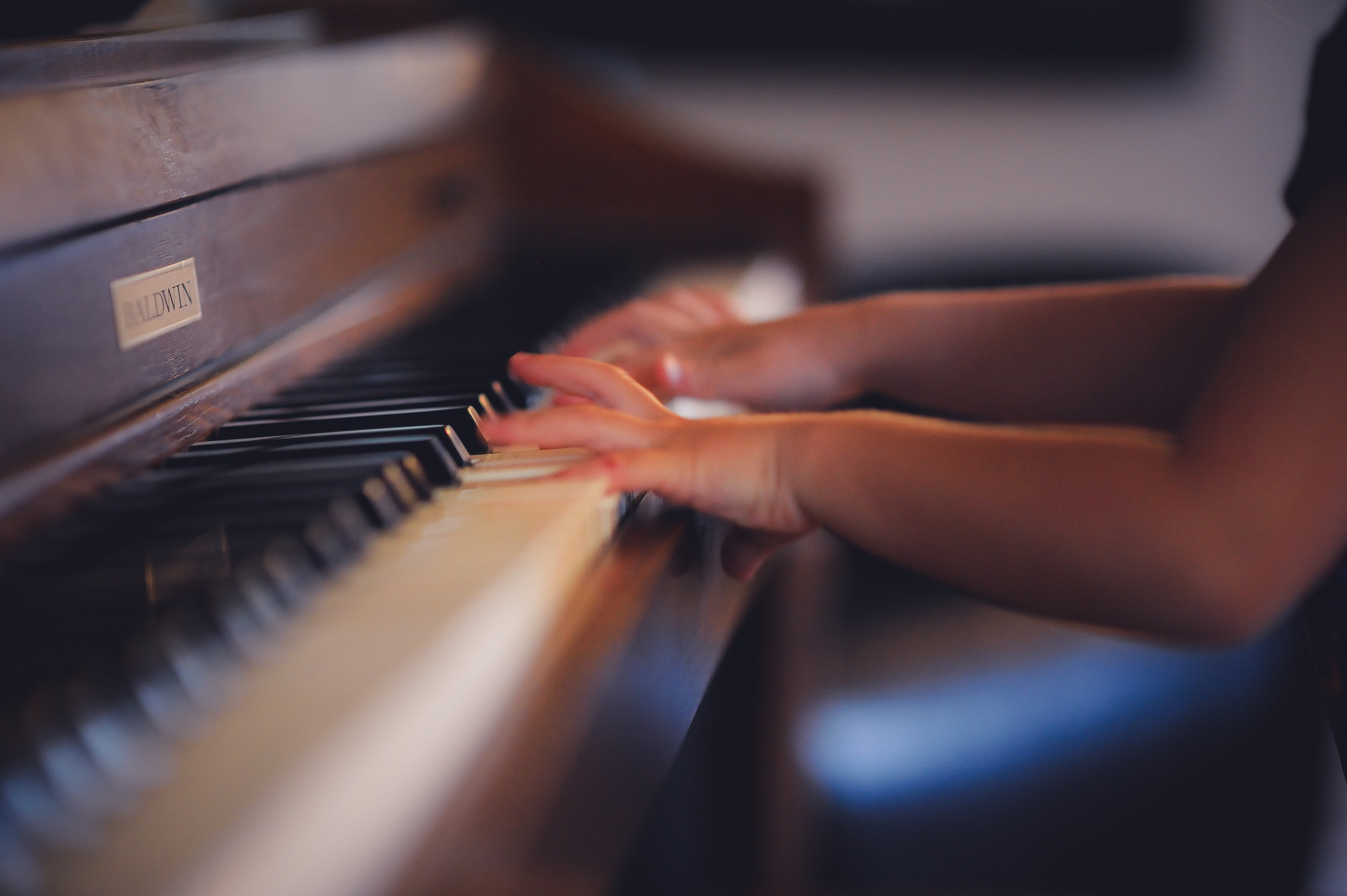 Unas manos tocan el piano. | Foto: Unsplash