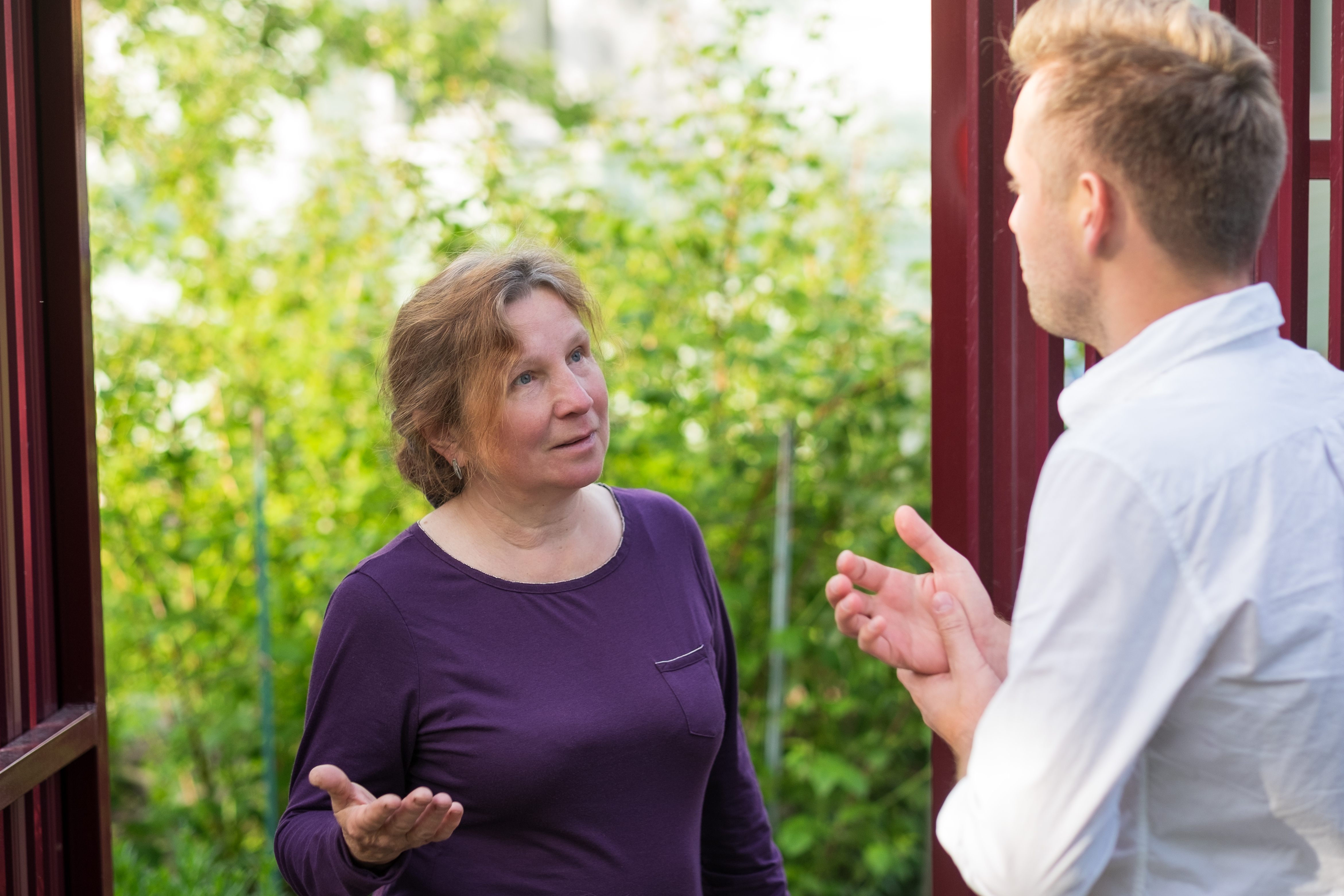 A woman talking to a man | Source: Shutterstock