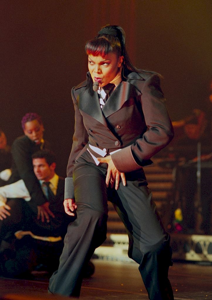 Janet Jackson performs on stage, 1998. (Photo by Phil Dent/Redferns)
