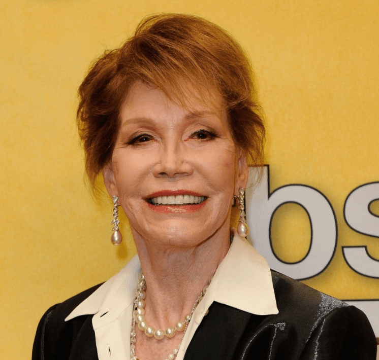 Mary Tyler Moore poses with her Life Achievement Award from the Screen Actors Guild backstage at The Shrine Auditorium on January 29, 2012 in Los Angeles, California | Photo: Getty Images 