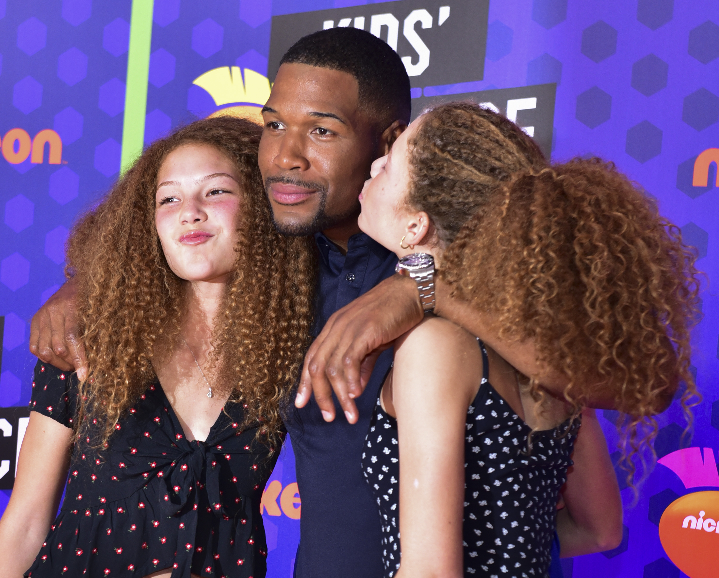 Michael Strahan and his daughters, Isabella and Sophia Strahan, at the Nickelodeon Kids' Choice Sports Awards on July 19, 2018, in Santa Monica, California | Source: Getty Images