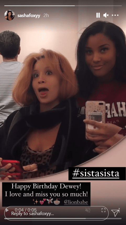 Selfie of half-sisters Sasha Fox and Jillian Hervey. | Source: Instagram.com/sashafoxyy