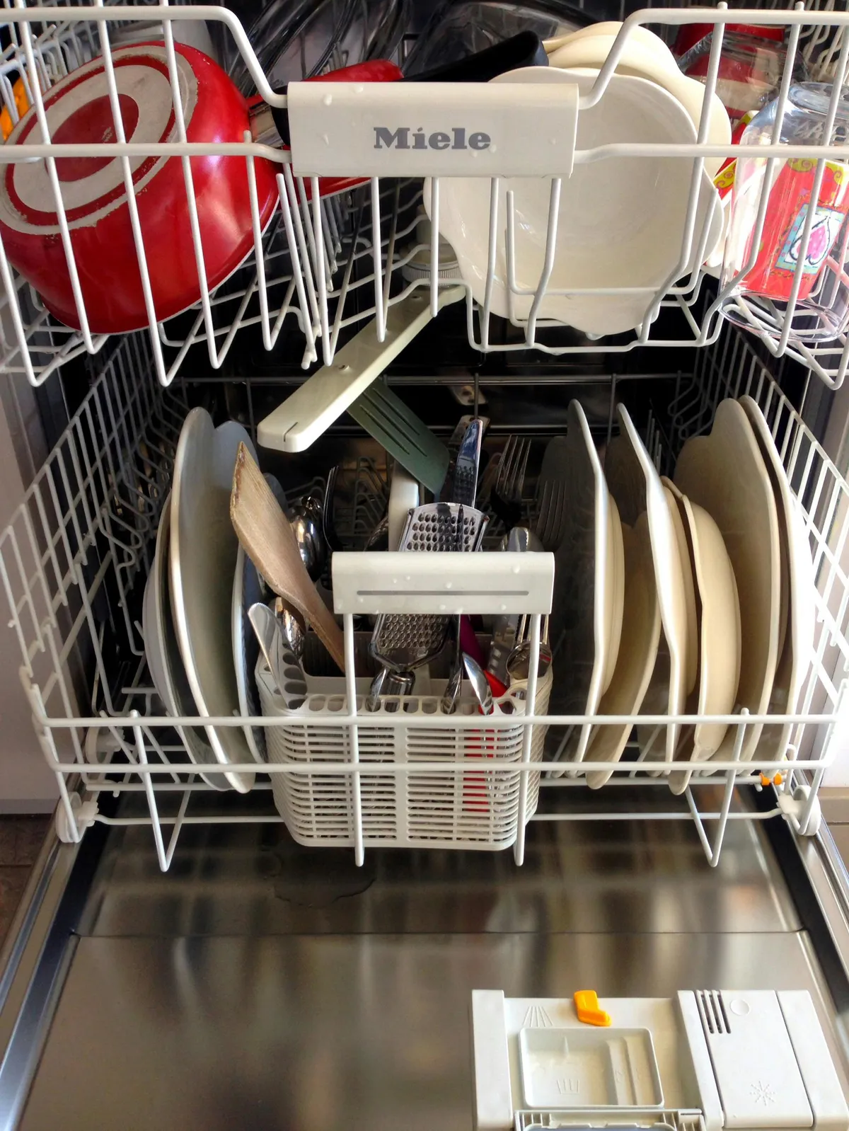 A loaded dishwasher | Source: Pexels
