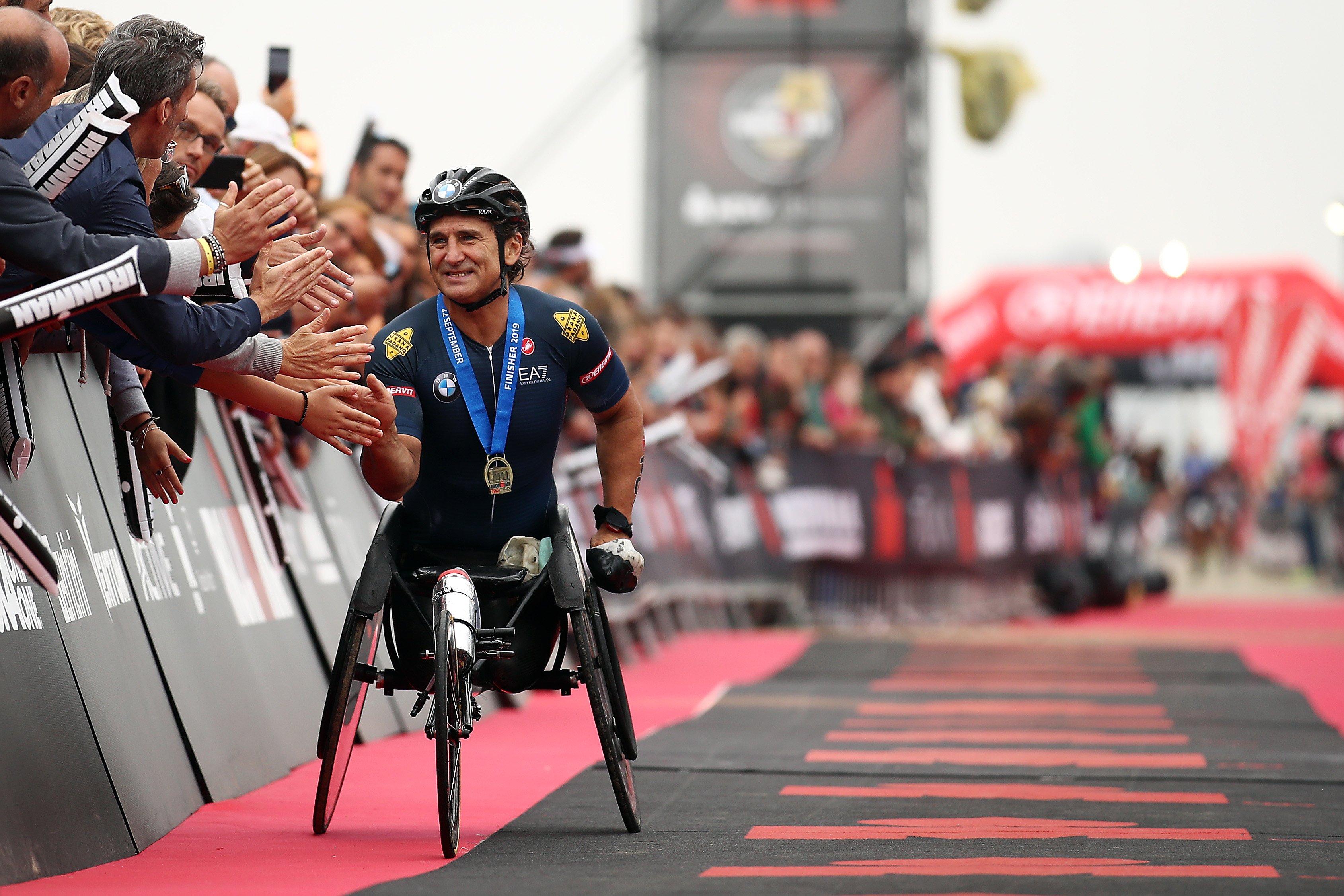 Alex Zanardi aus Italien fährt am 22. September 2019 in Cervia, Italien, auf der IRONMAN 70.3 Emilia Romagna zur Ziellinie. | Quelle: Getty Images
