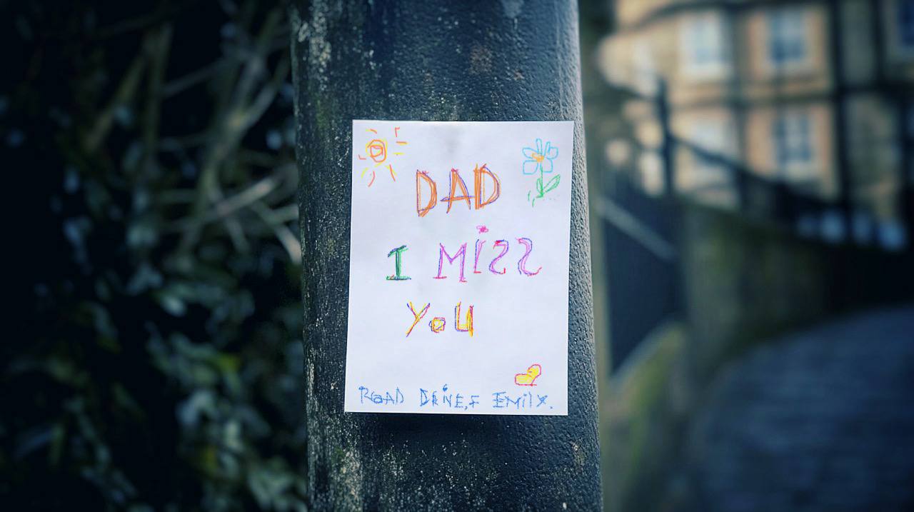 A note that says, 'DAD, I MISS YOU' | Source: Midjourney