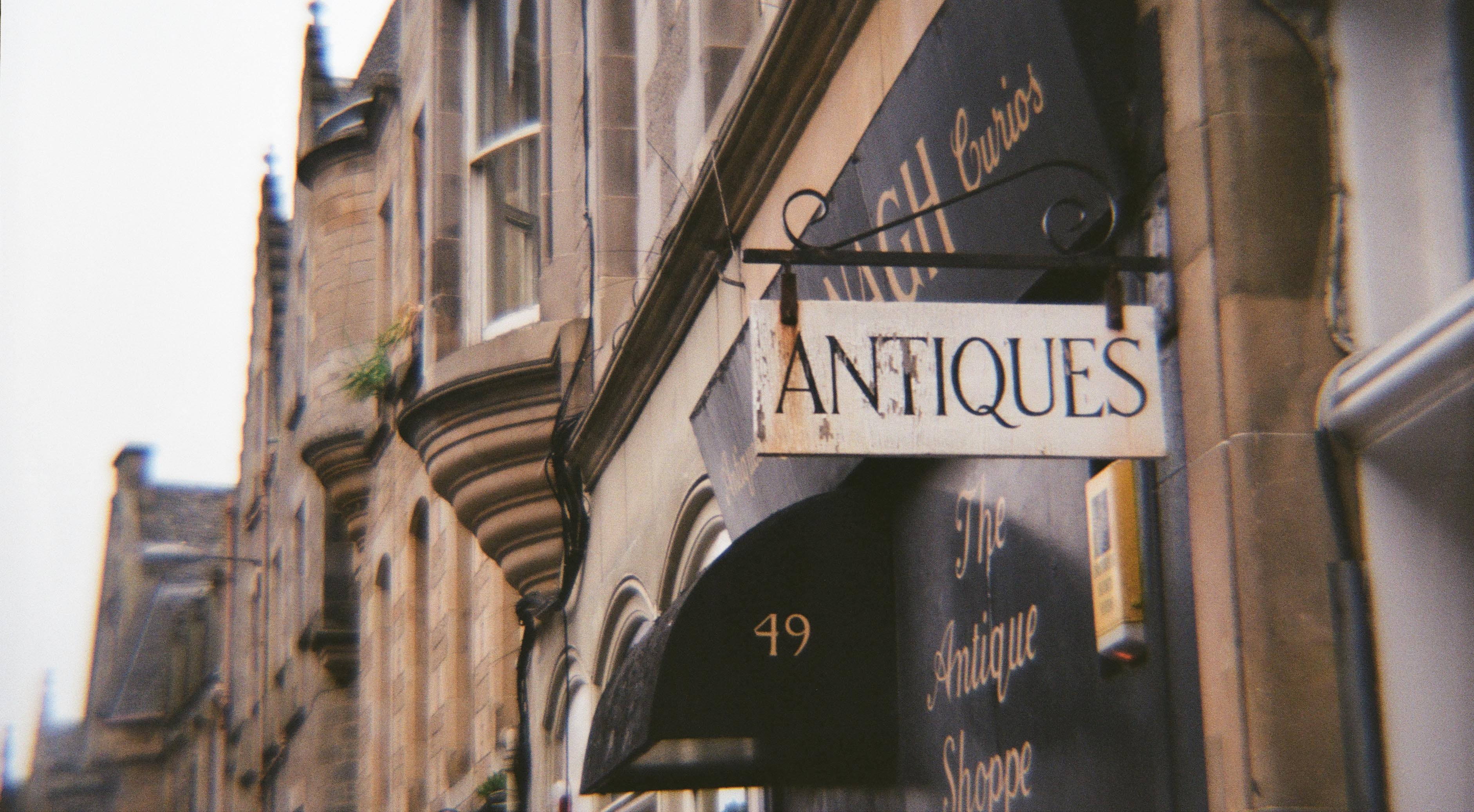 Dolores tricked the thieves by talking about the antiques in her garage. | Photo: Unsplash