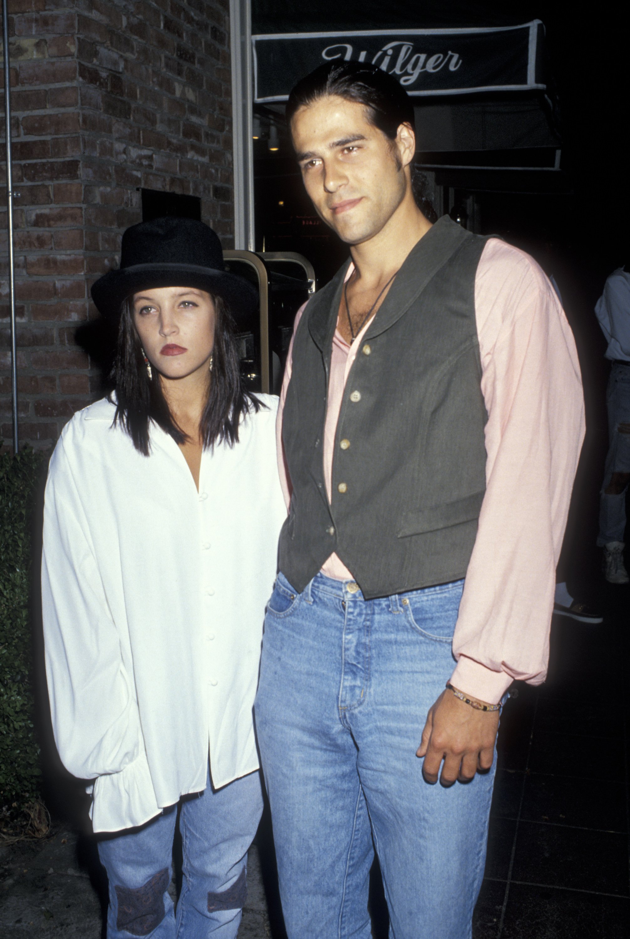 Lisa Marie Presley und Danny Keough bei der Vorführung von "The Naked Gun 2 1/2: The Smell of Fear" in Los Angeles - 13. Juni 1991 im Mann's Bruin Theatre in Westwood, Kalifornien |  Quelle: Getty Images