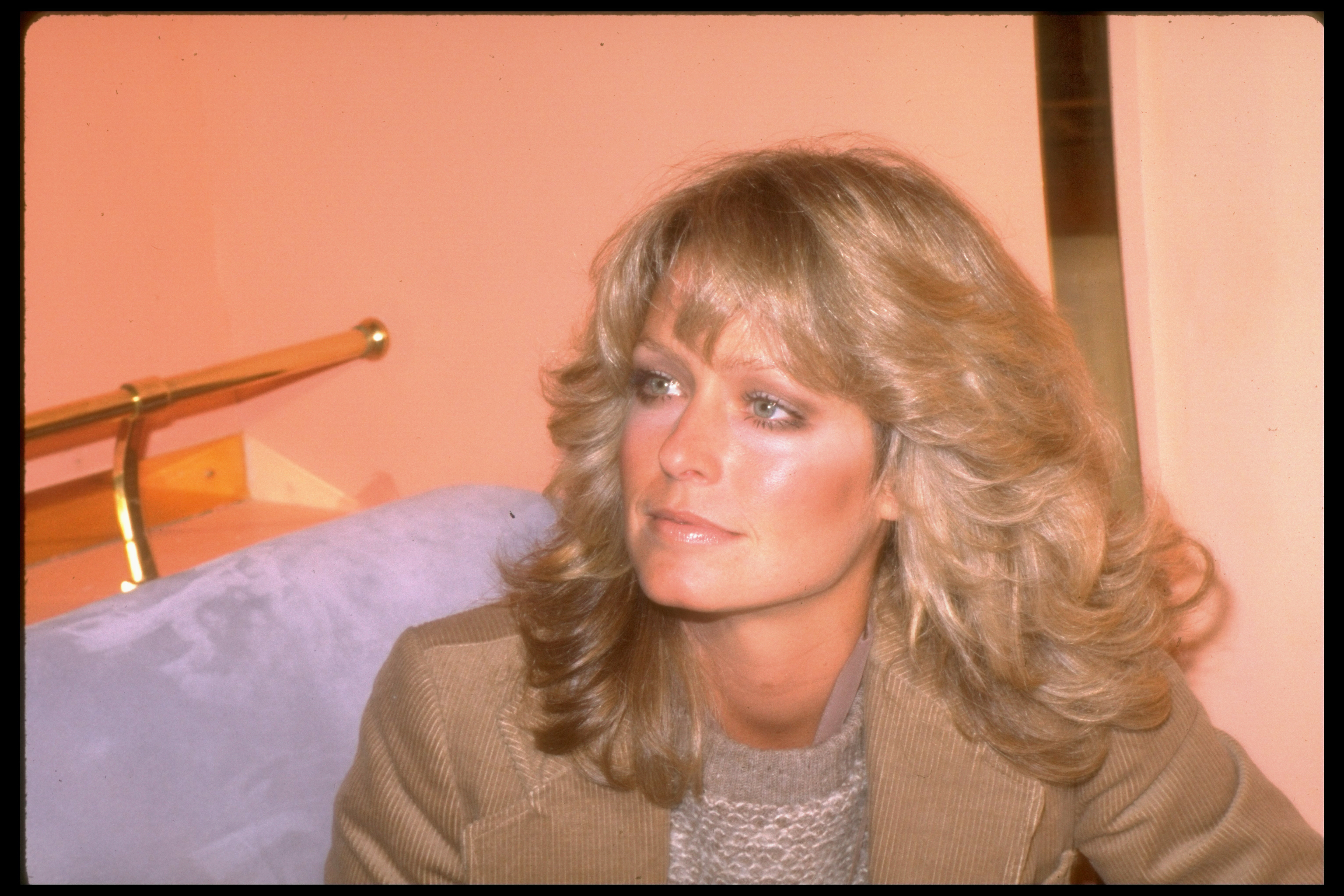 Farrah Fawcett posing for a photo in 1980 | Source: Getty Images
