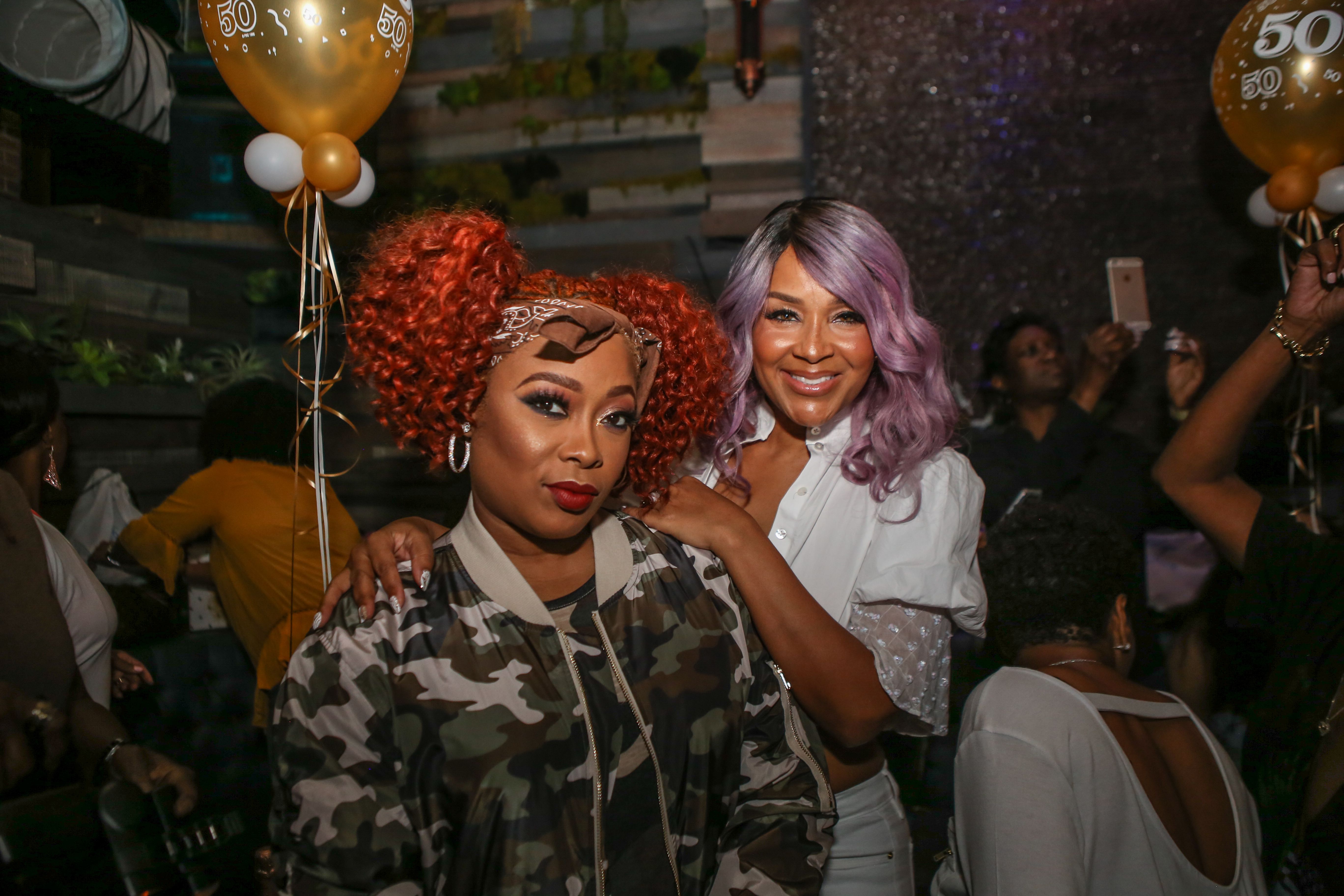 Da Brat and Lisa Raye McCoy at a lounge on September 23, 2017 in Los Angeles. | Photo: Getty Images