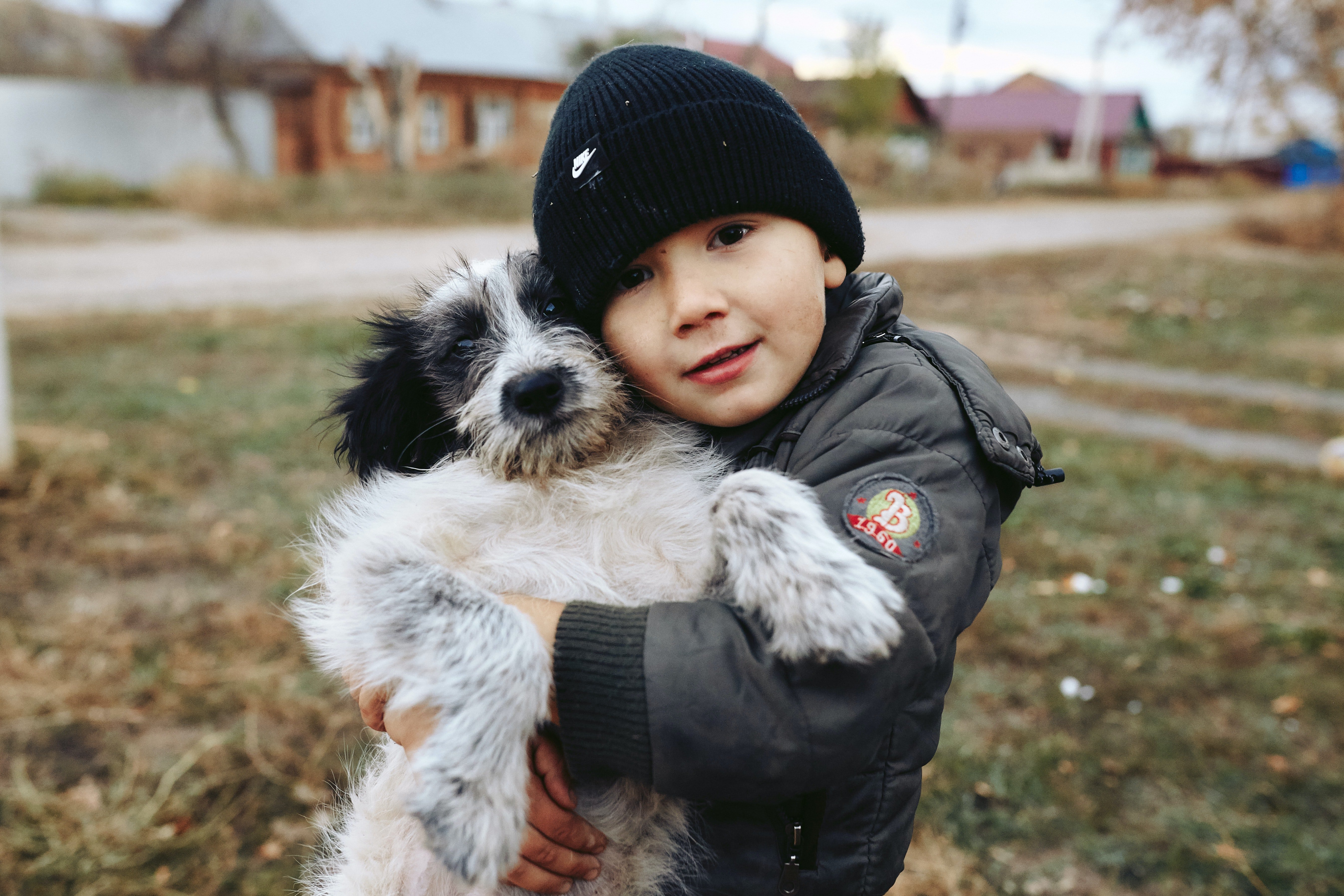 Un niño abraza a su mascota. | Foto: Pexels
