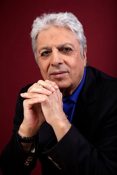 PARIS, FRANCE - 12/06/2018: Singer Enrico Macias poses during a portrait session in Paris, France on 12/06/2018. | Photo : Getty Images PARIS, FRANCE - 12/06/2018: Singer Enrico Macias poses during a portrait session in Paris, France on 12/06/2018. | Photo : Getty Images