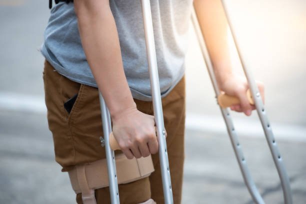 Richard smiled back and signed his thanks, then exited the bus with the aid of the crutches | Source: Pexels