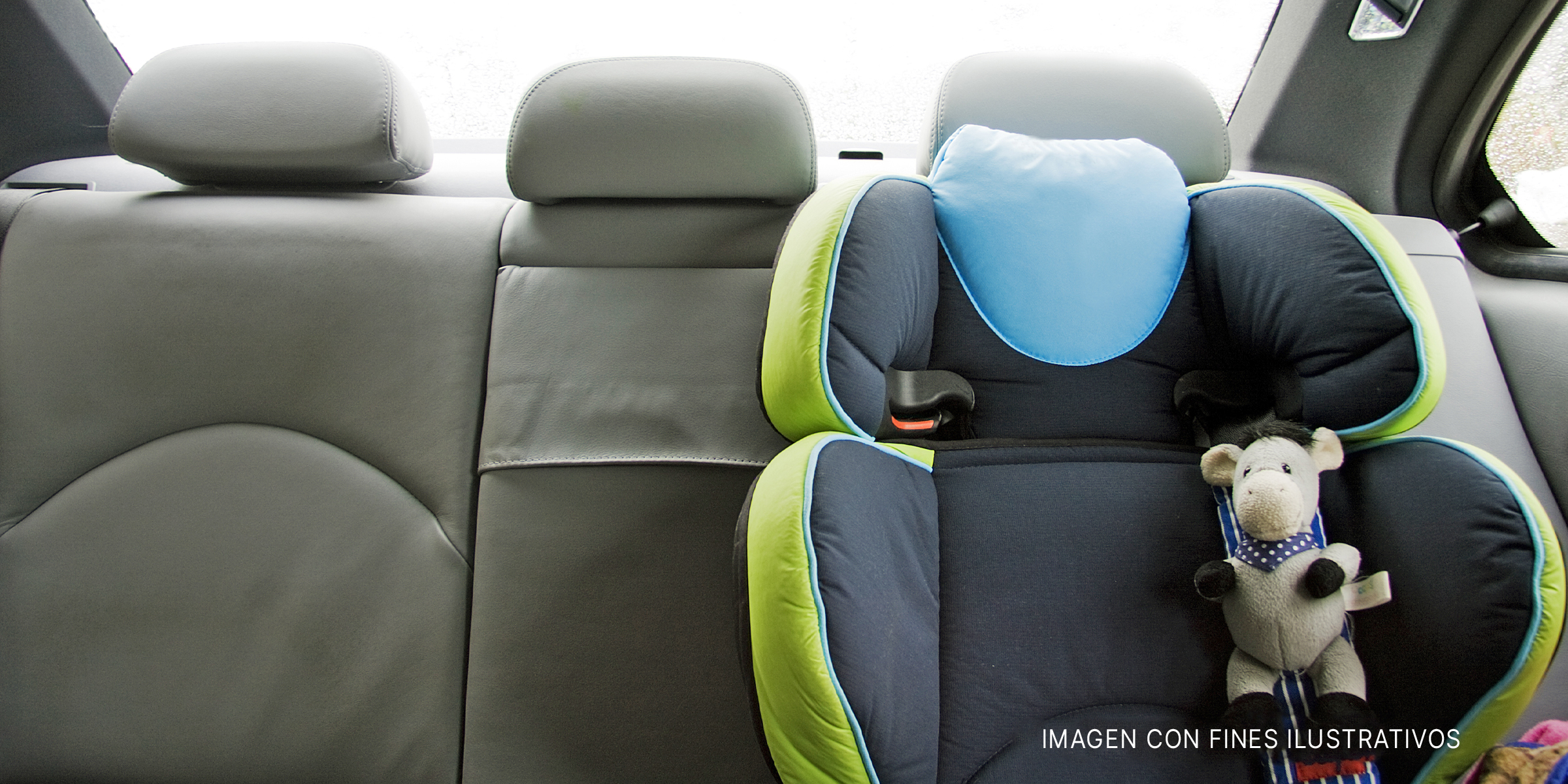 Silla infantil vacía en la parte trasera de un coche. | Foto: Shutterstock