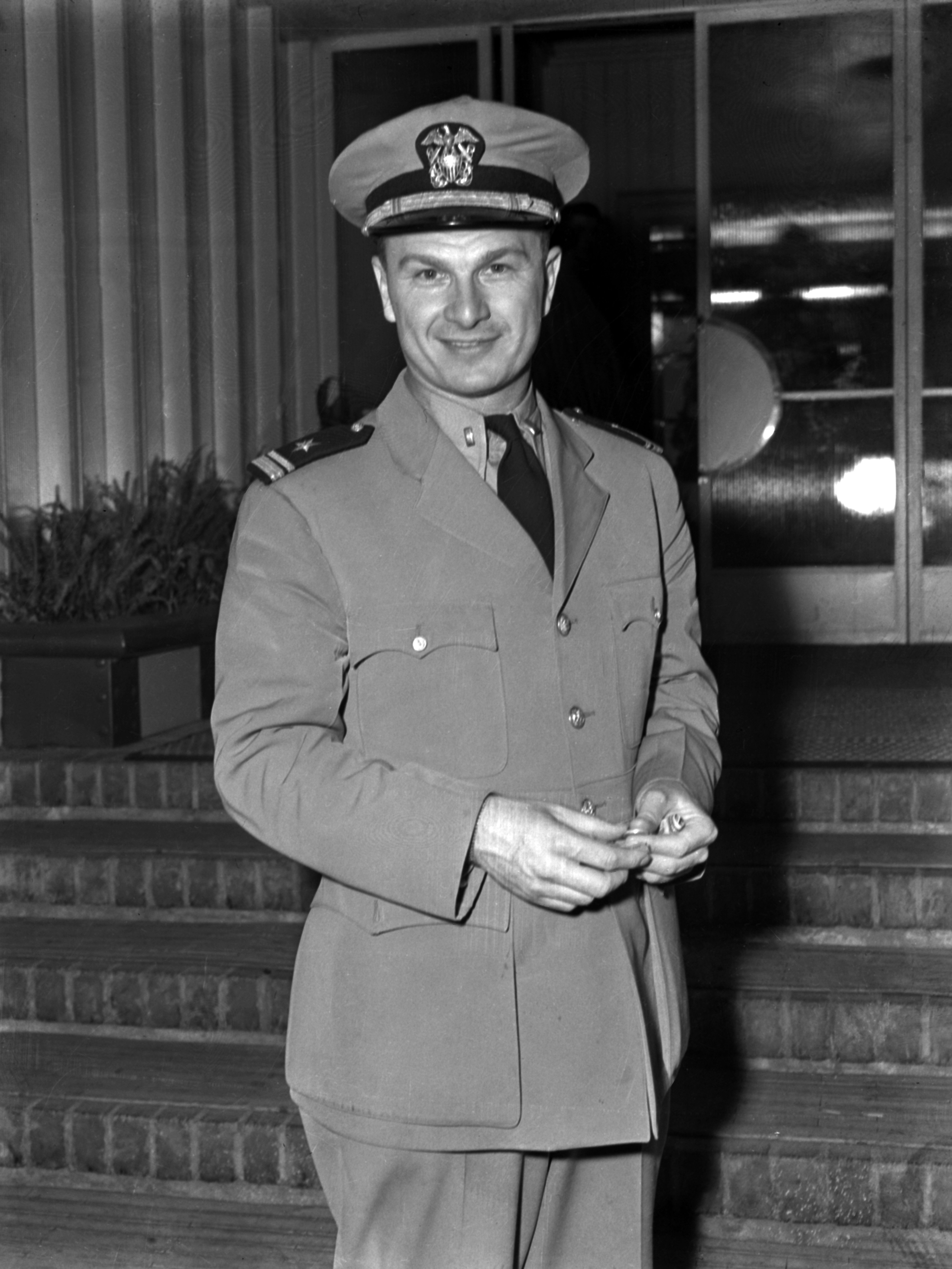 Eddie Albert poses in his lieutenant in the U.S. Naval Reserve uniform in Los Angeles, California. | Source: Getty Images