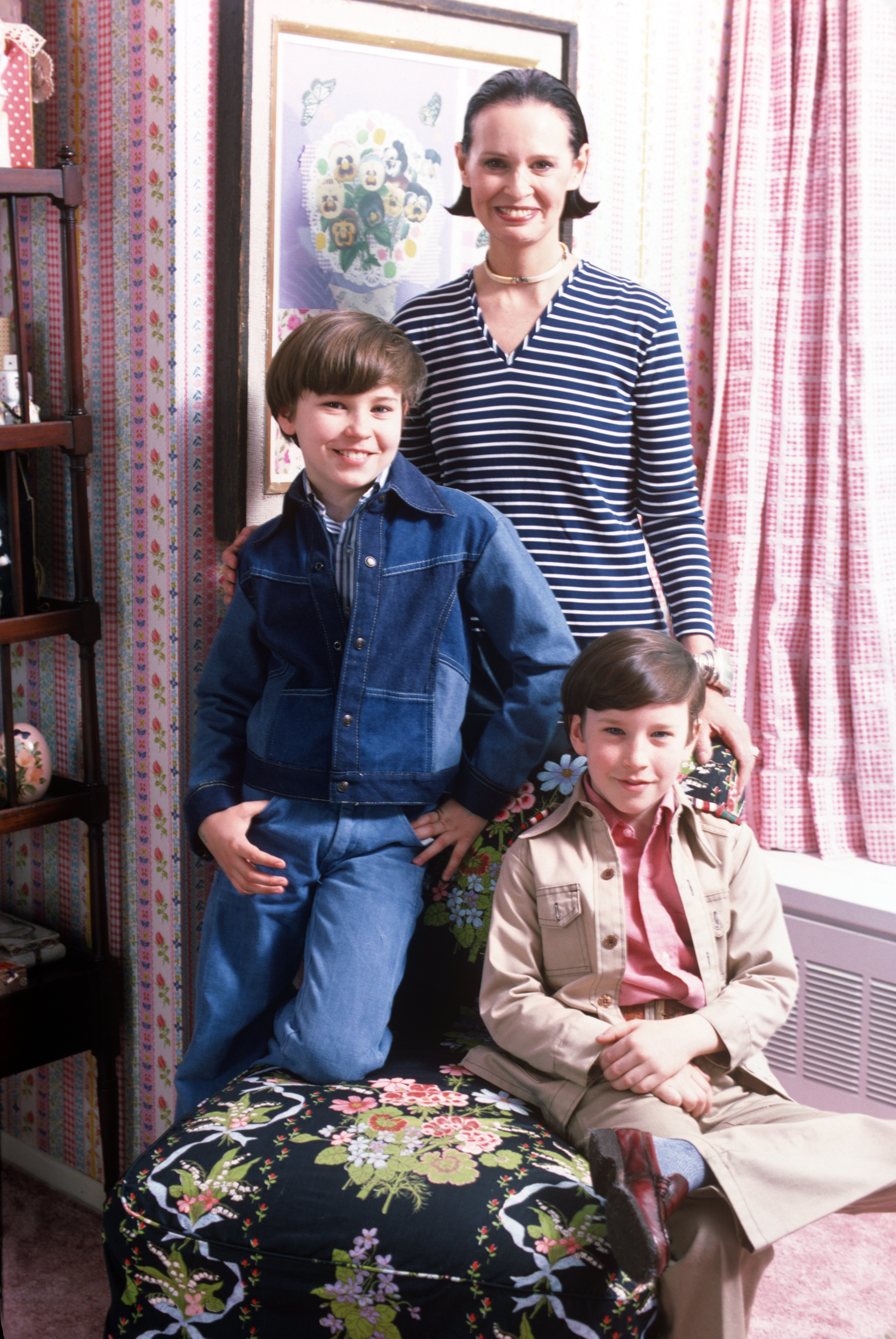 Swiss-born socialite Gloria Vanderbilt poses with her two sons, Anderson Cooper and Carter Vanderbilt Cooper in their apartment in the UN Towers, New York, New York, March 1976. | Source: Getty Images