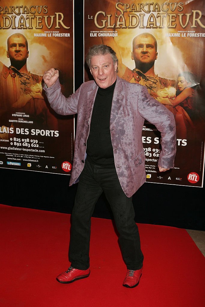Le chanteur français Herbert Léonard assiste à la première du spectacle "Gladiateur" réalisé par Elie Chouraqui au Palais des Sports. | Photo : Getty Images