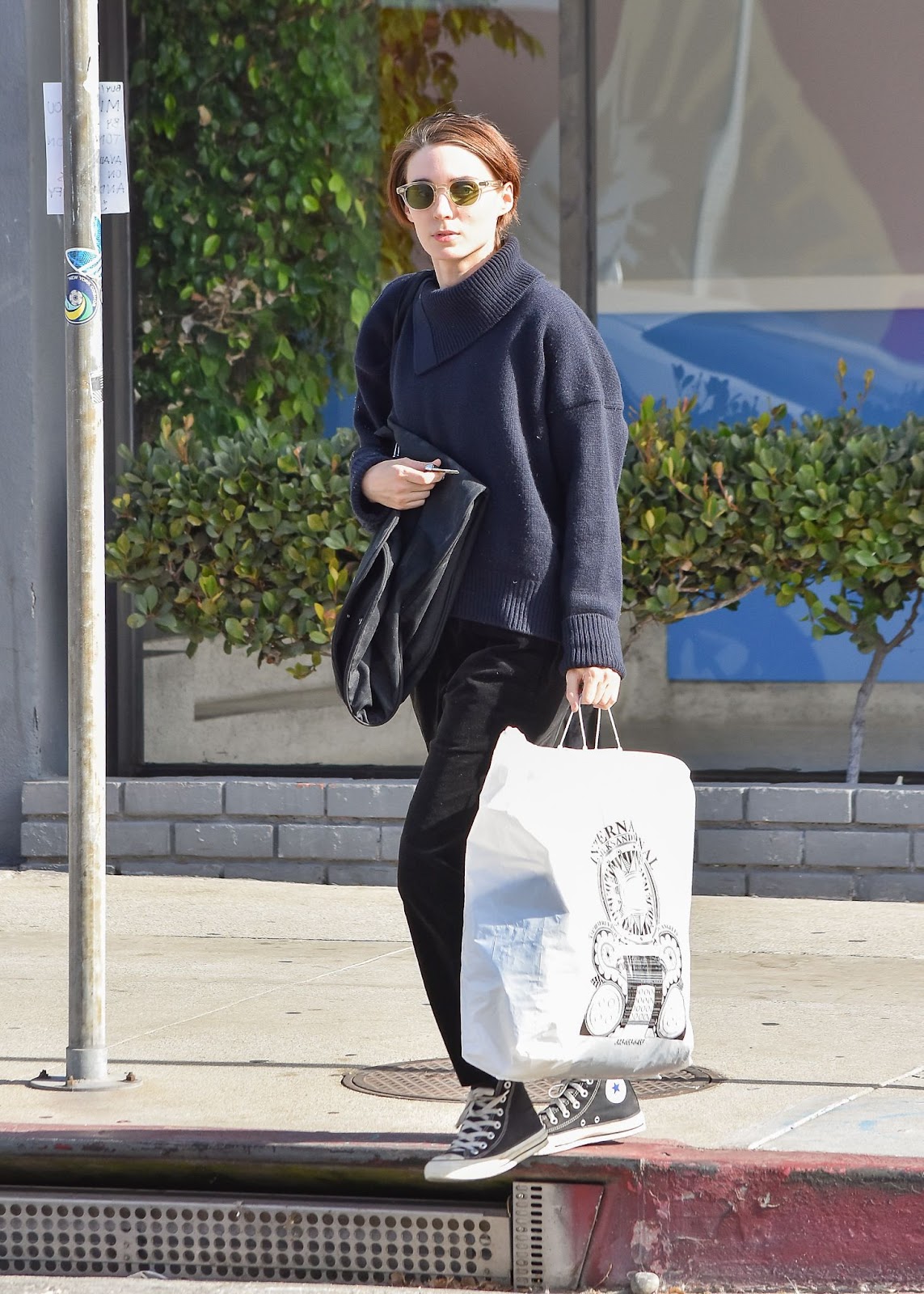 On January 2, 2018, Rooney Mara was spotted in Los Angeles. As a member of both the Rooney and Mara families, who founded the Steelers and Giants, she has paved her own path in the entertainment world. | Source: Getty Images