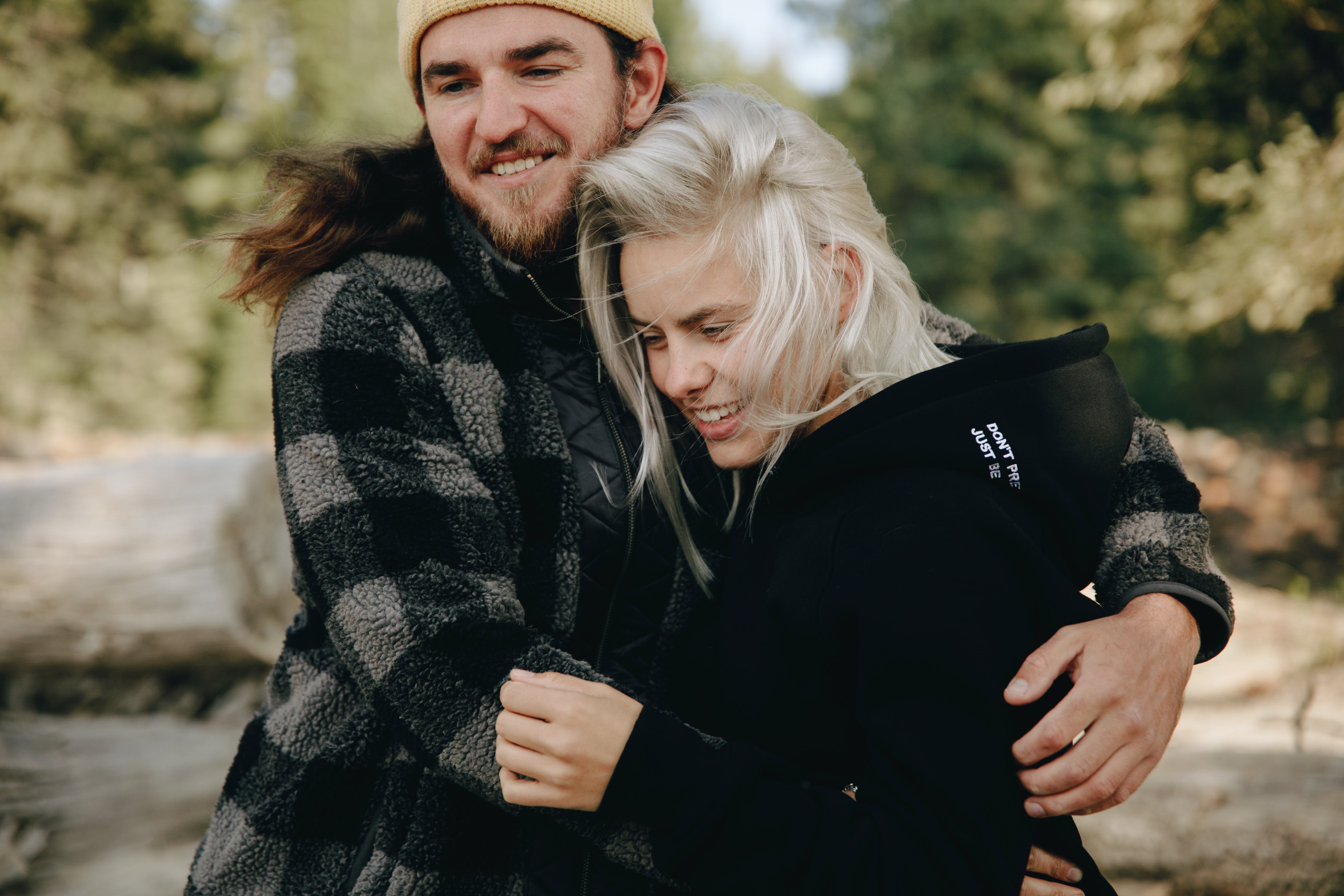A young couple embracing | Source: Pexels